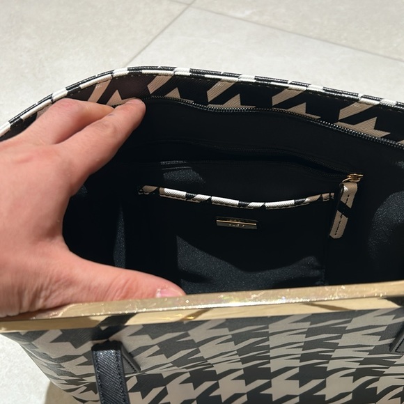 Aldo Handbag white and black for ladies 👜🇨🇦 very good condition 👍🏾 - Picture 4 of 5